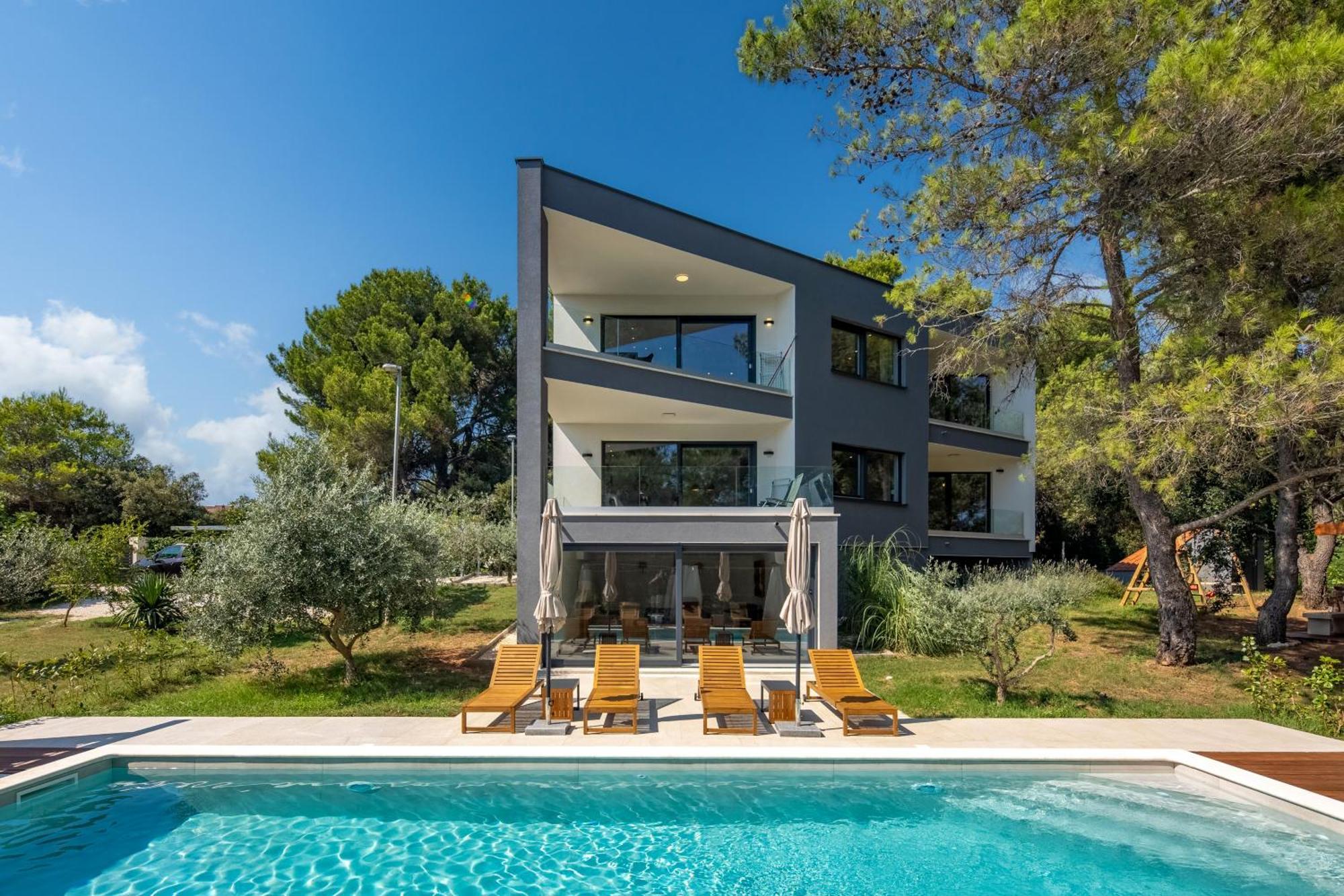 Villa Black & White